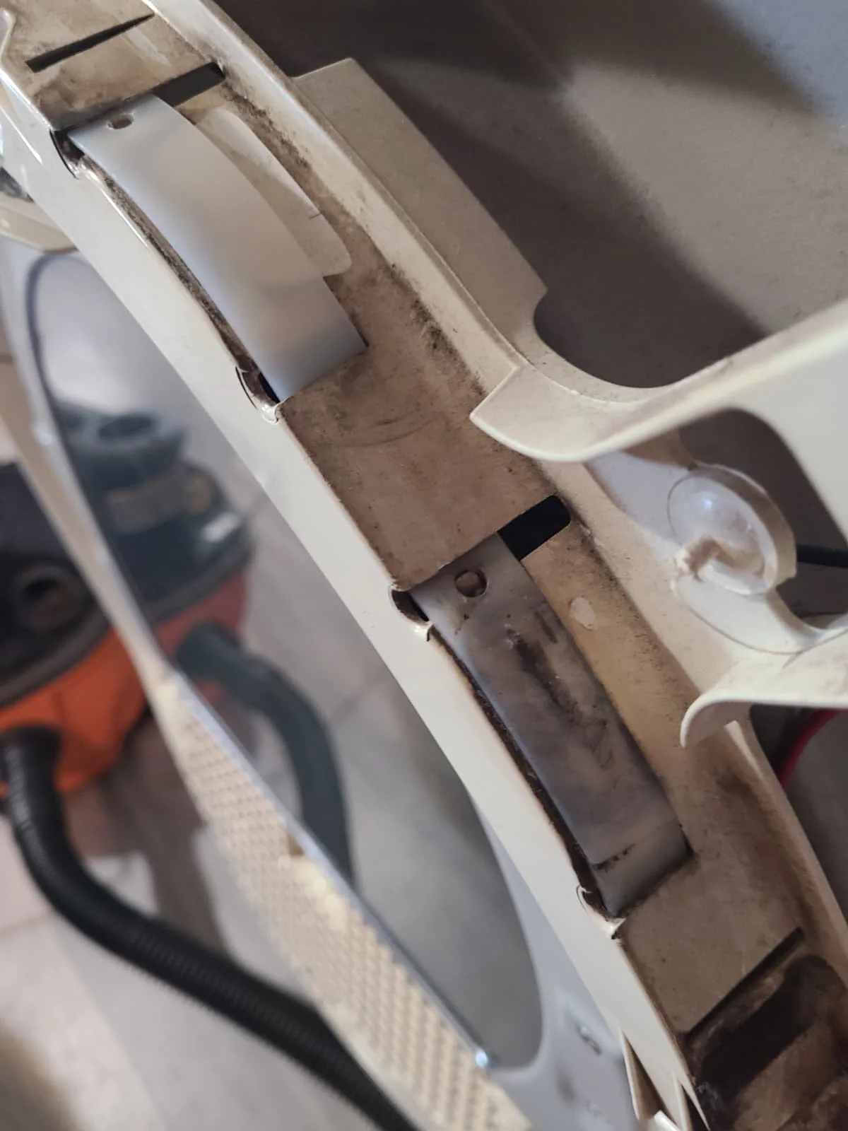 Close view of the slide surfaces on the upper front drum support during service
