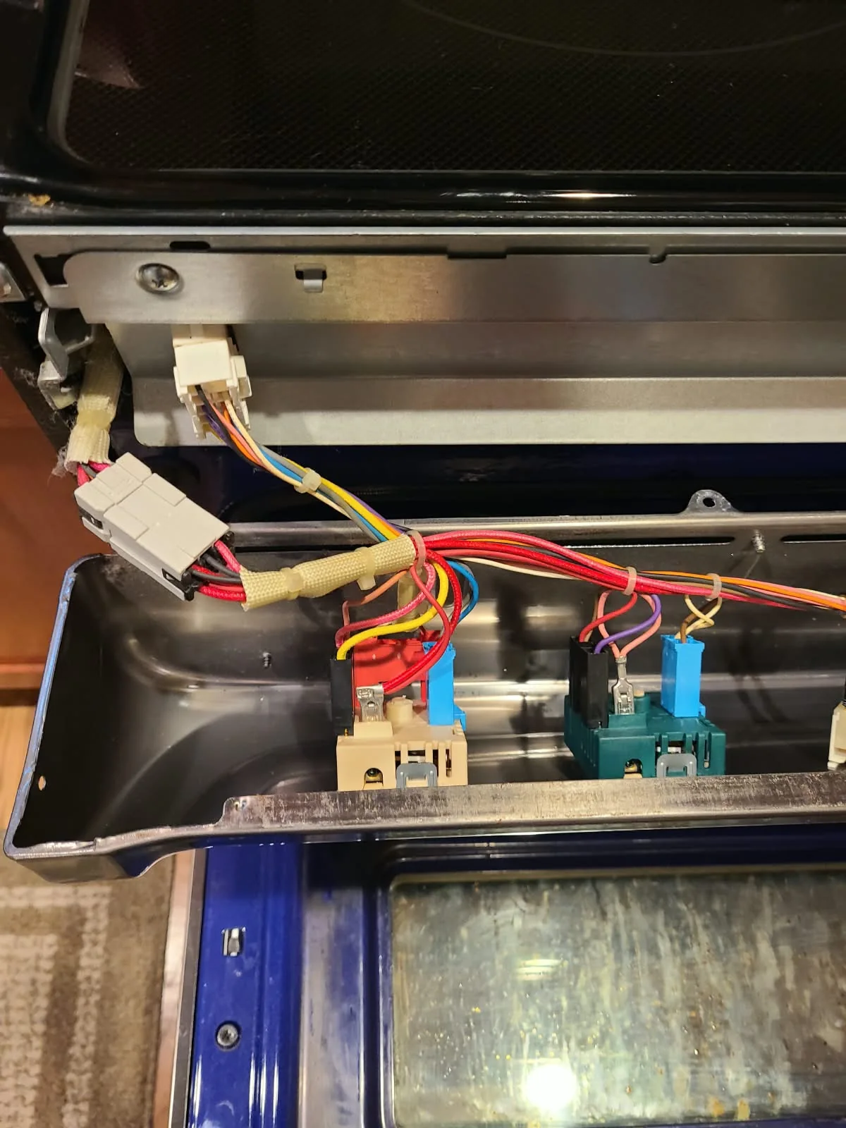 Surface-element control switches and wiring visible behind the front knob panel
